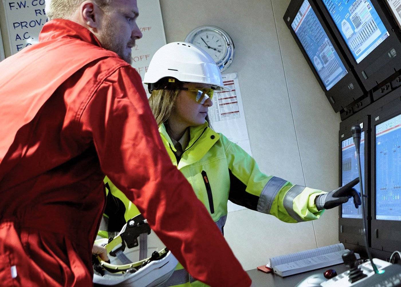 Ocean-Learning-Accessible-repeatable-and-measurable-A-learning-solution-for-the-21st-century-vessel (1) laptop Th